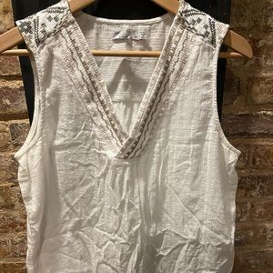 White v neck cotton tank top w/knit embellishments